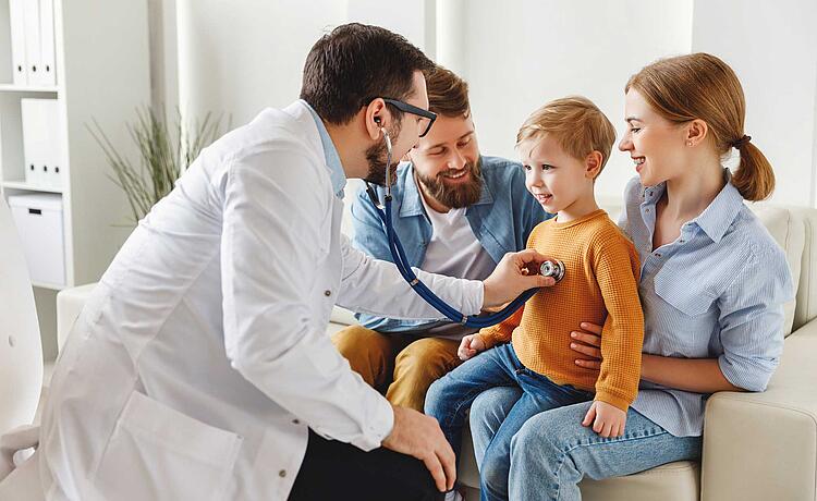 Kinderarzt hört Herz eines kleinen Jungen ab