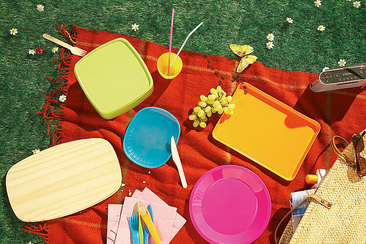 Picknickdecke mit Plastikgeschirr.