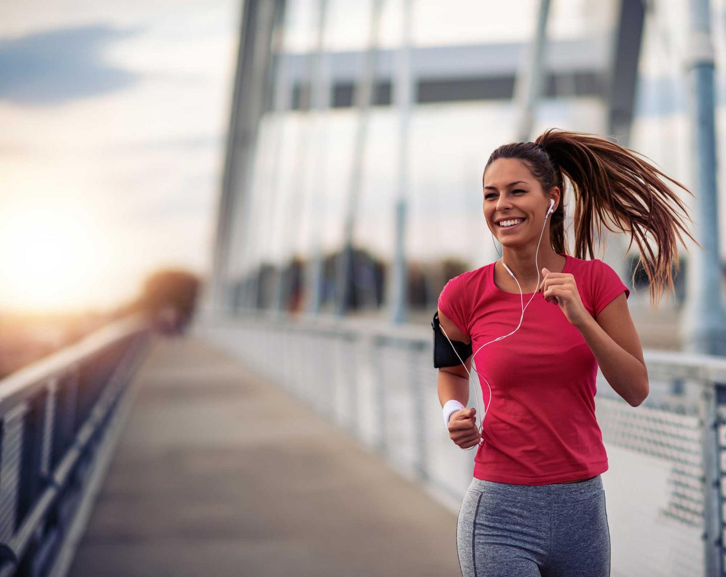 Frau joggt und hört dabei Musik