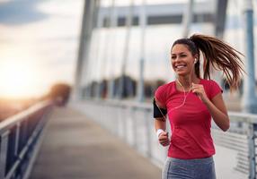 Frau joggt und hört dabei Musik