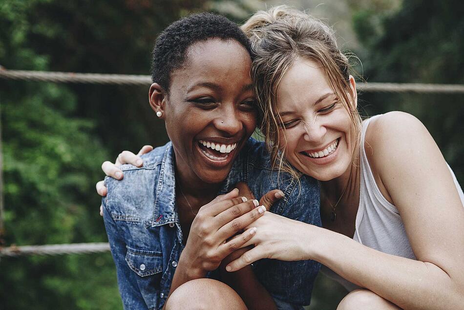 Zwei Frauen lachen gemeinsam