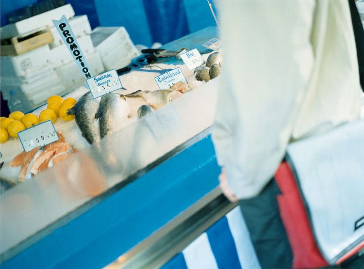 Bildnachweis: © wdv / Jan Lauer Ein Mann steht vor einer Fischtheke.