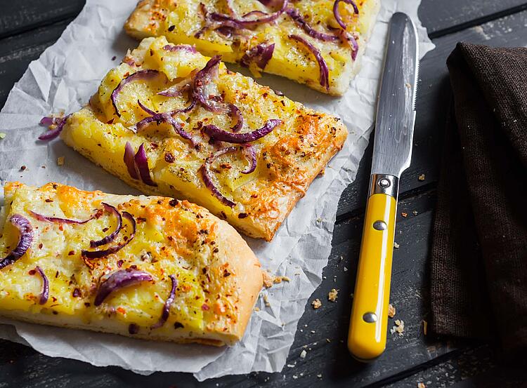 Kartoffelpizza mit Zwiebeln und Käse.