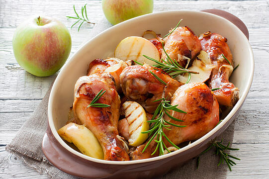 Hühnerkeule auf gedünstetem Apfel