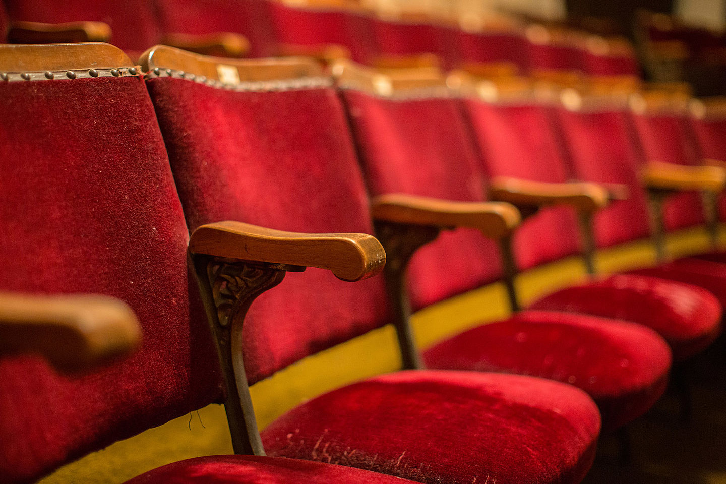 Sitzreihe roter Stühle in einem Theater. Sitzreihe roter Stühle in einem Theater.