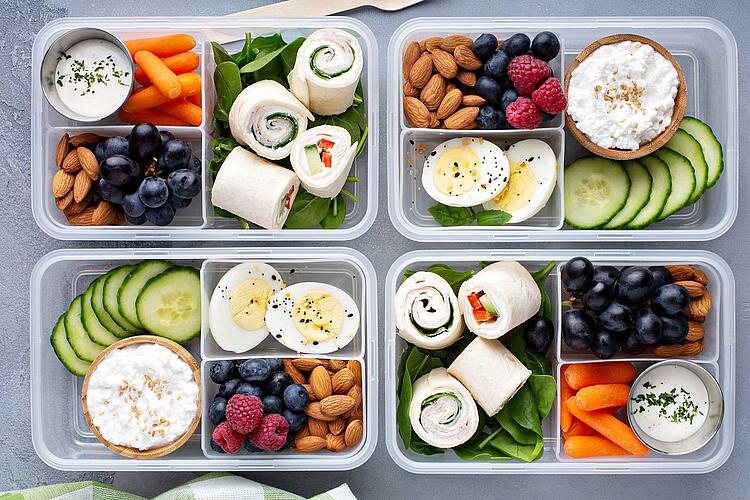 Vier Lunchboxen mit Snacks fürs Büro