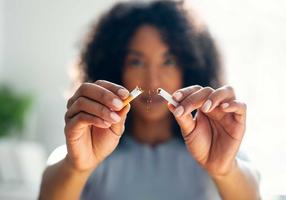 Frau zerbricht eine Zigarette