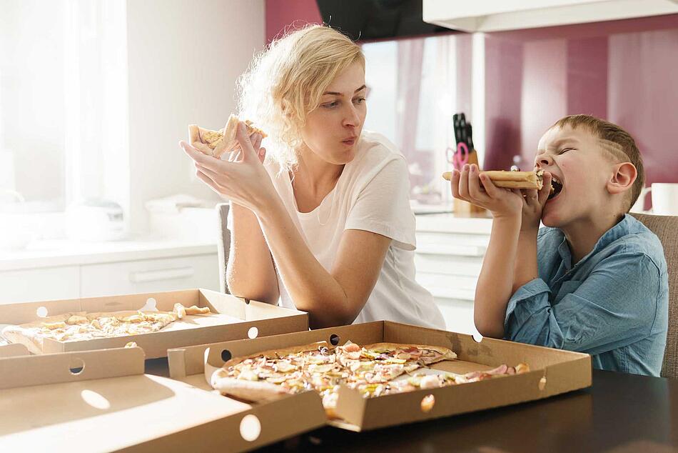 Mutter und Sohn essen Pizza