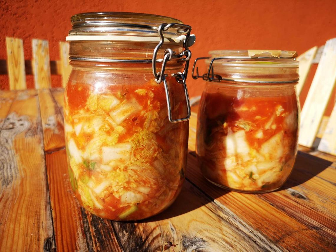 Fermentiertes Gemüse in Einmachgläsern