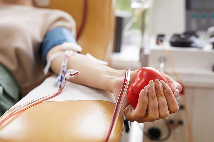 Arm einer Frau während einer Blutspende