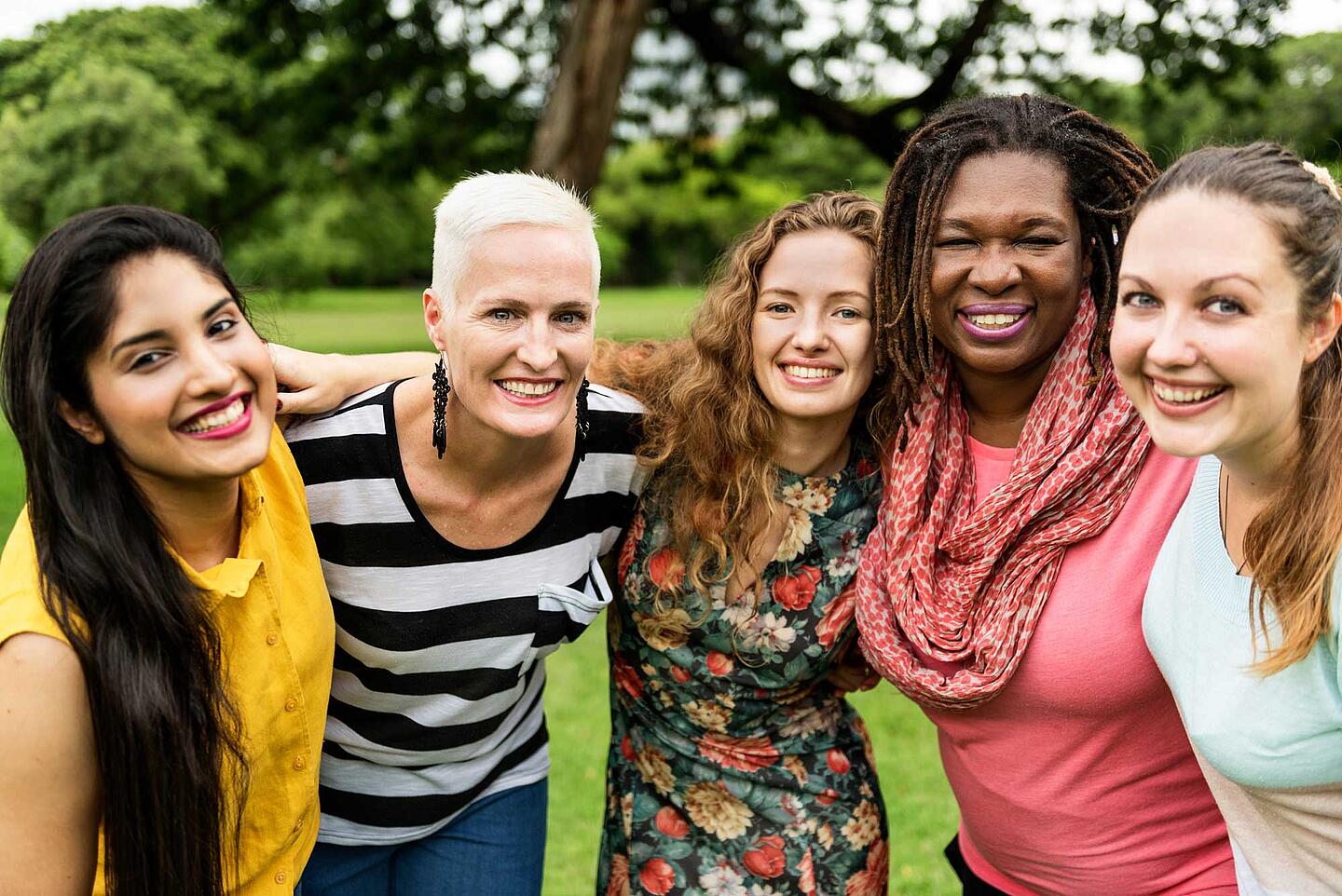 Lachende Frauen Arm in Arm