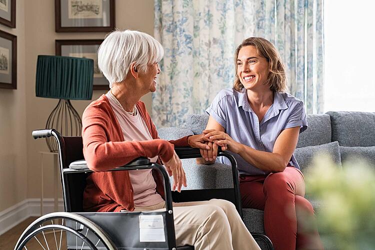 Bildnachweis: © istockphoto.com / Ridofranz Tochter verbringt Zeit mit ihrer im Rolsltuhl sitzenden Mutter