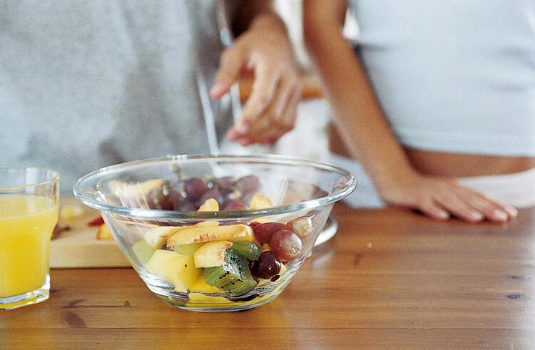 Obstsalat in einer Glasschüssel.