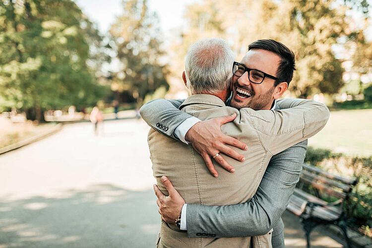 Vater und Sohn umarmen sich