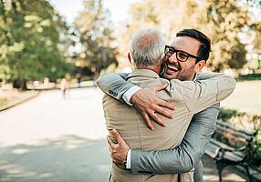 Vater und Sohn umarmen sich