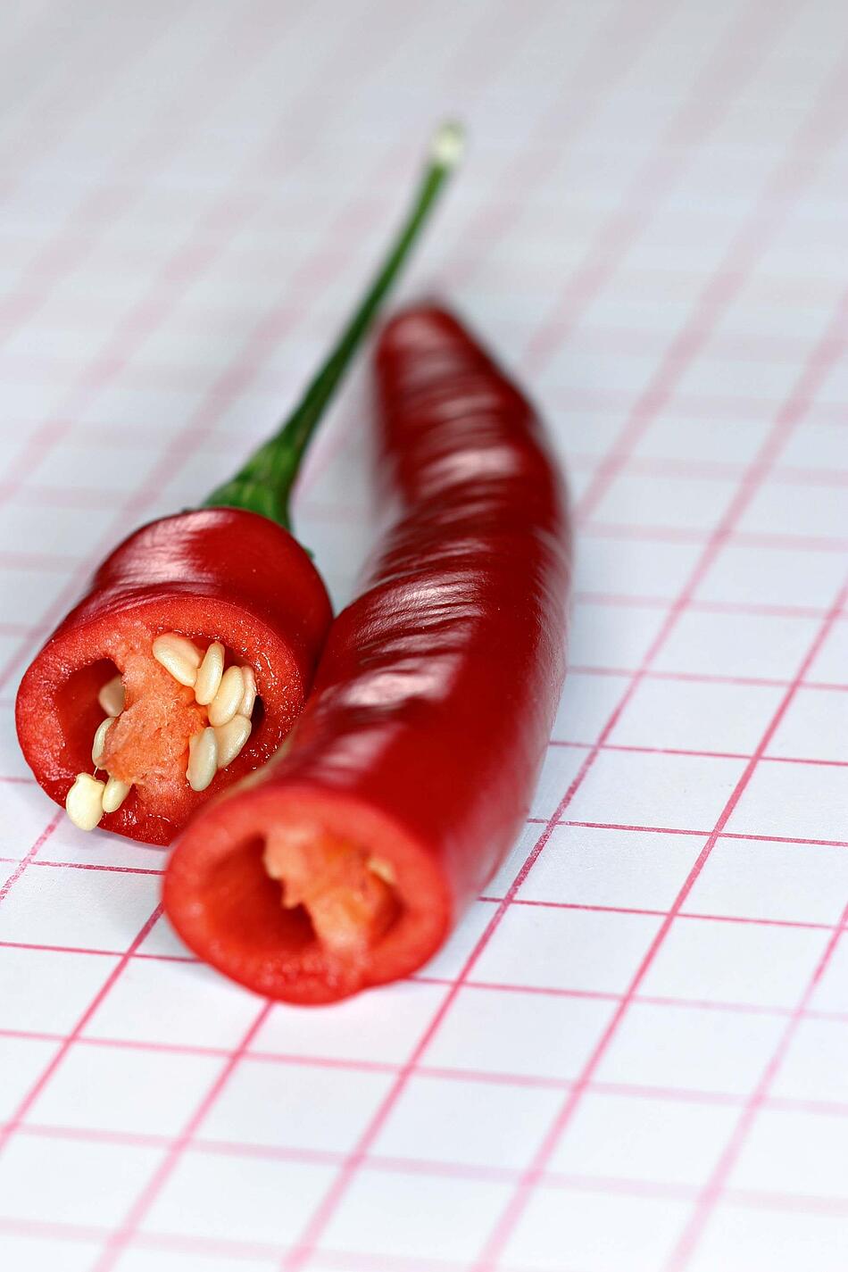 Rote, aufgeschnittene Chilischote.