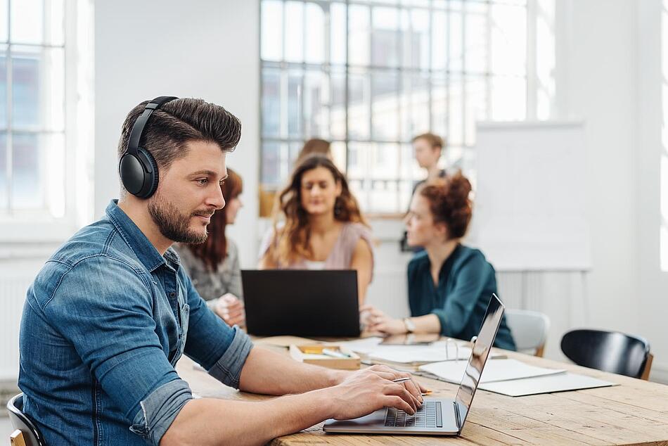 Modernes Büro, Mitarbeiter arbeiten am Laptop