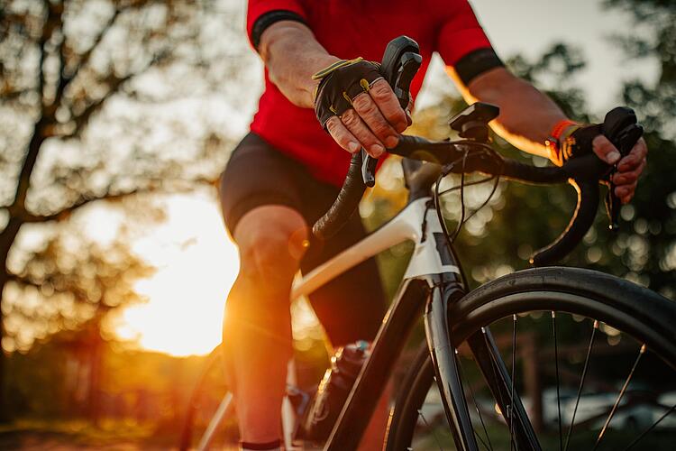 Rennradfahrer bei Sonnenuntergang