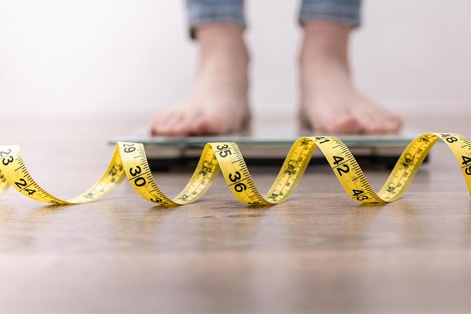Füße auf einer Waage - Bildnachweis: © istockphoto.com / puhimec Füße auf einer Waage