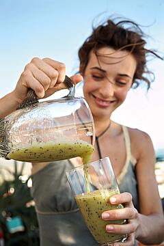 Kiwi-Limetten-Cocktail mit Granatapfelkernen