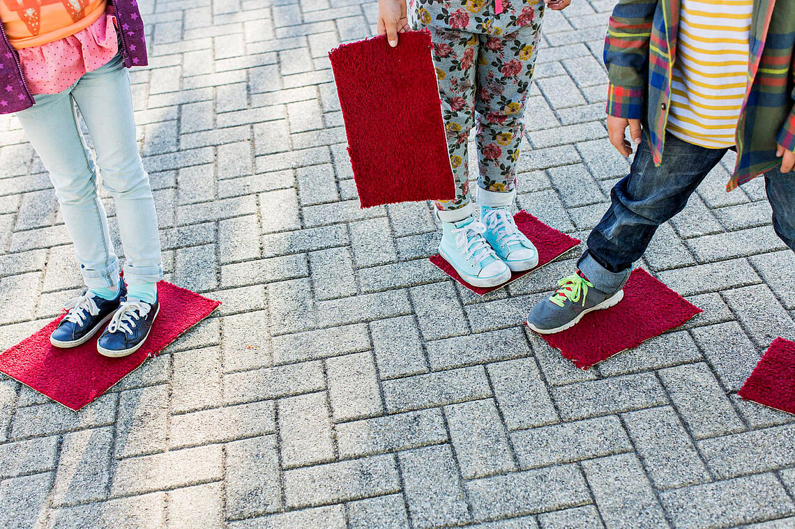 Kinder spielen das Fliesenlegerspiel