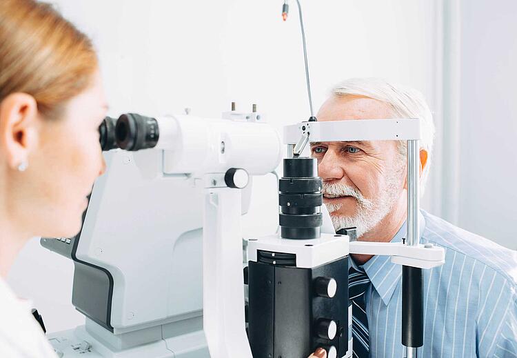 Augenärztin untersucht Patienten.