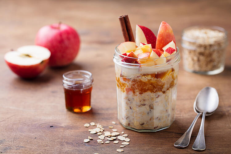 Dessert im Glas mit Äpfeln.