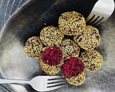 Kichererbsenbällchen mit roter Bete