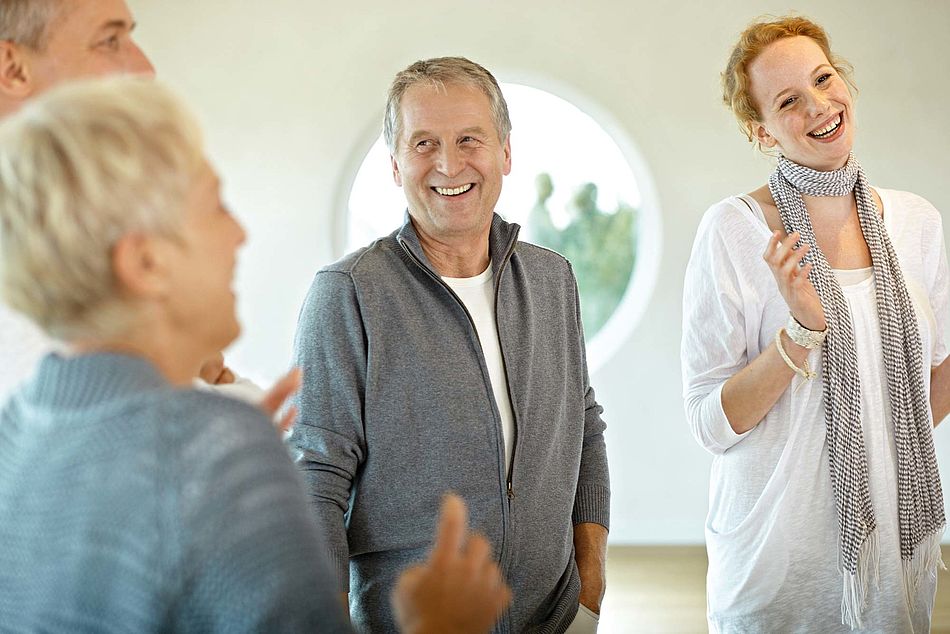 Gruppe Menschen steht lachend in einem Raum. - Bildnachweis: © wdv / Olaf Georg Hermann Gruppe Menschen steht lachend in einem Raum.