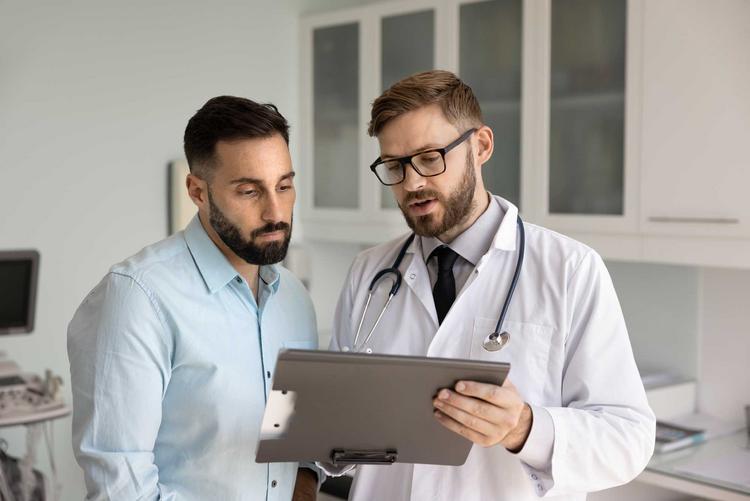 Hodenkrebs erkennen und behandeln: Symptome und Heilungschancen