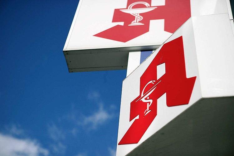 Schild mit Apothekenlogo vor blauem Himmel. - Bildnachweis: © wdv / Oana Szekely Schild mit Apothekenlogo vor blauem Himmel.