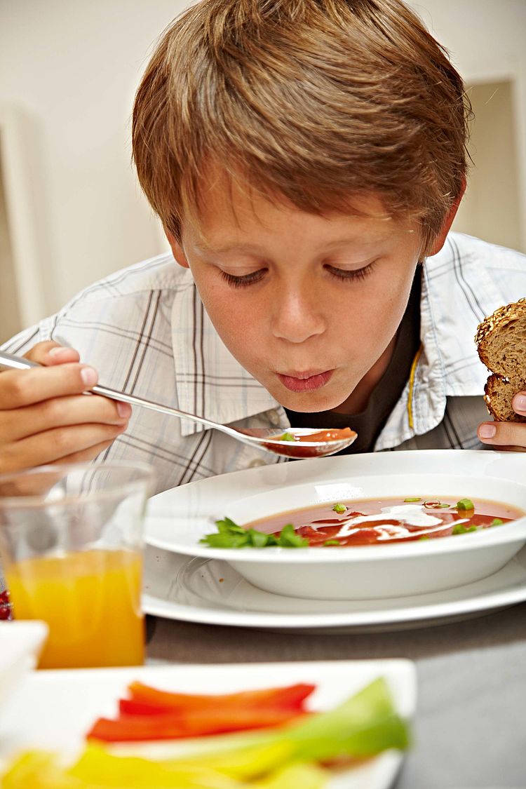 Junge pustet auf einen Löffel mit Gemüsesuppe. - Bildnachweis: © wdv / Jan Lauer Junge pustet auf einen Löffel mit Gemüsesuppe.