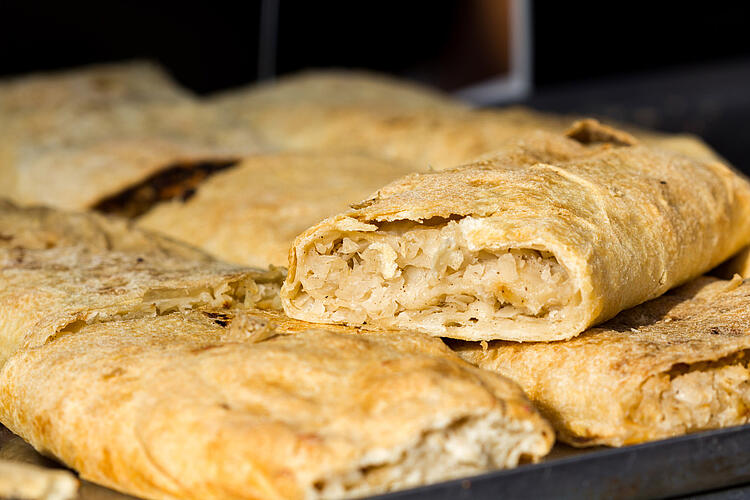 Mehrere Strudel auf einem Backblech.