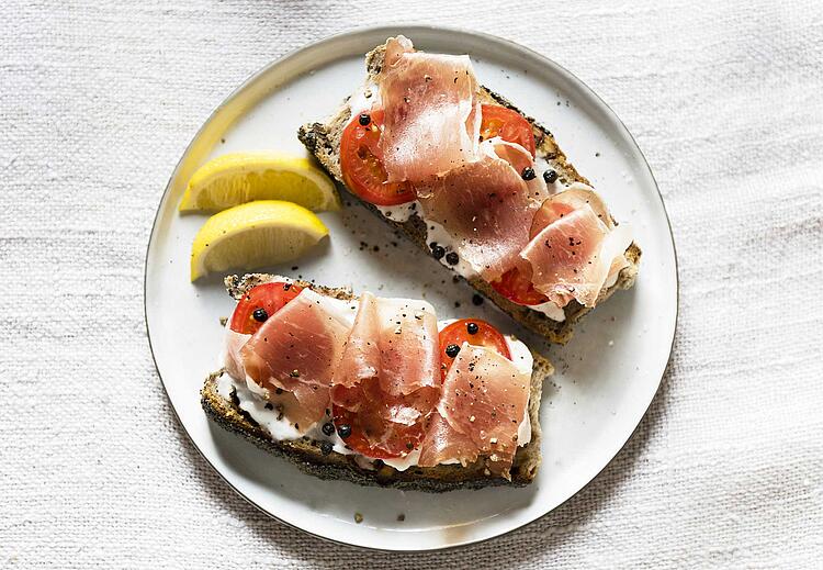 Vollkorn-Crostini mit Tomaten und Parmaschinken