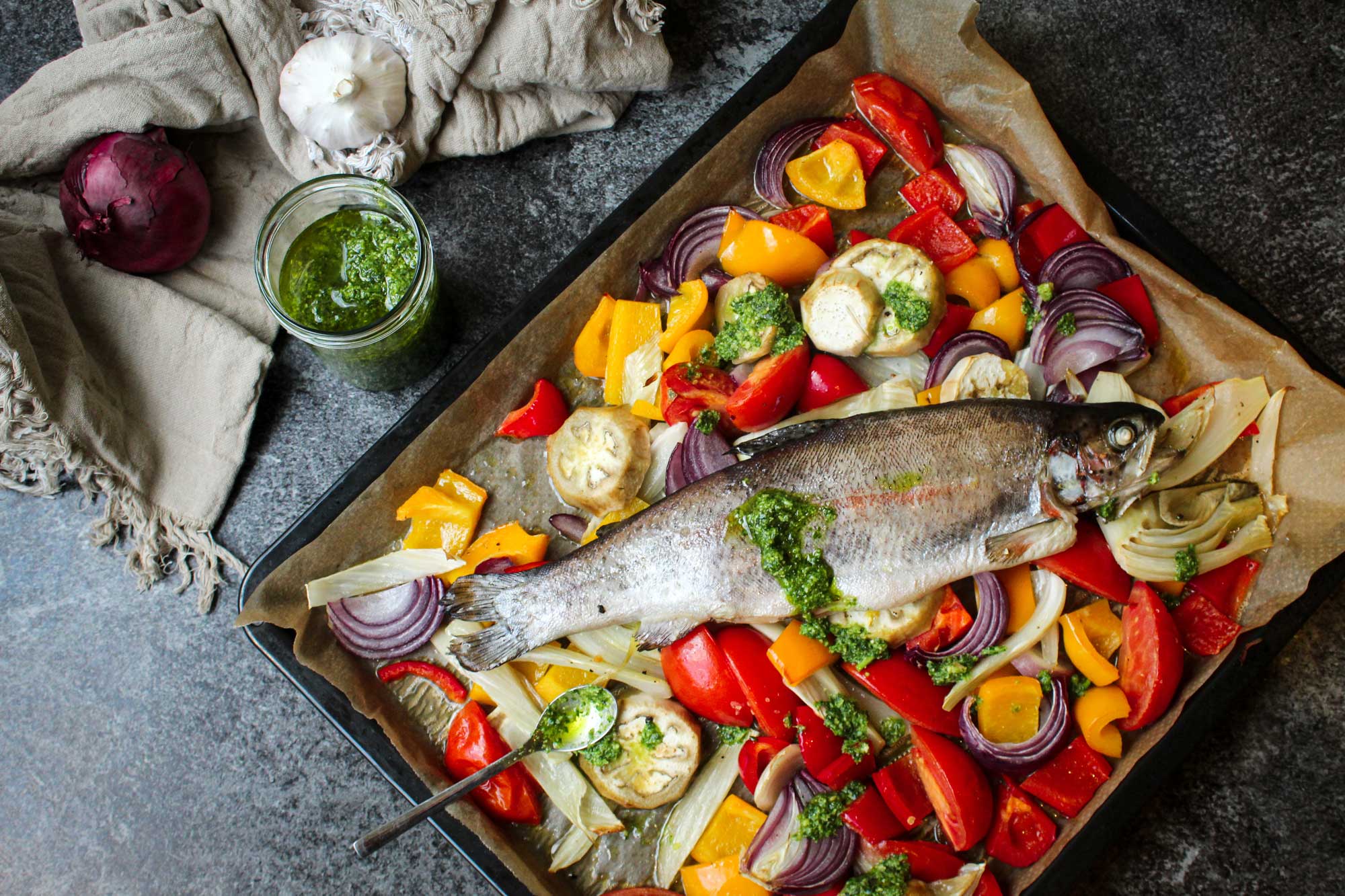 Forelle mit Fenchel, Bohnen und Spitzpaprika