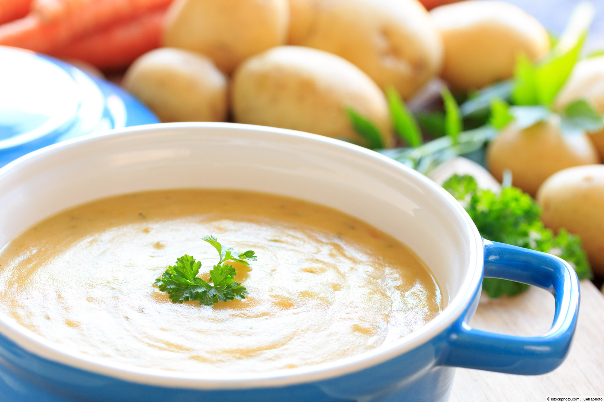 Frühlings-Kartoffelsuppe „gedeckelt“ Frühlings-Kartoffelsuppe „gedeckelt“